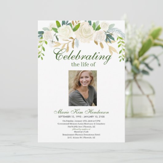 White Floral Boho Bouquet Gedenkfeier Foto Einladung (Stehend Vorderseite)