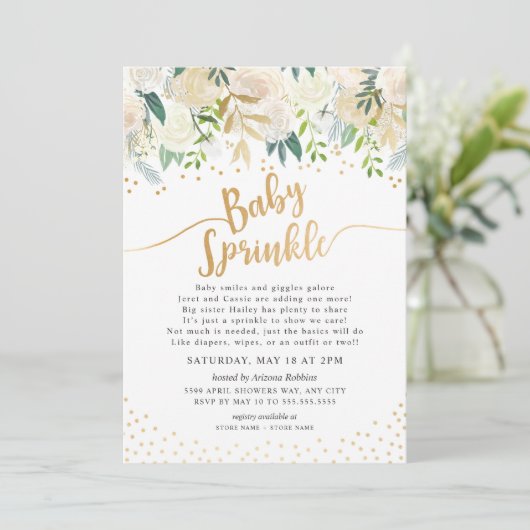 White Floral Calligraphy Baby Sprinkle Einladung (Stehend Vorderseite)