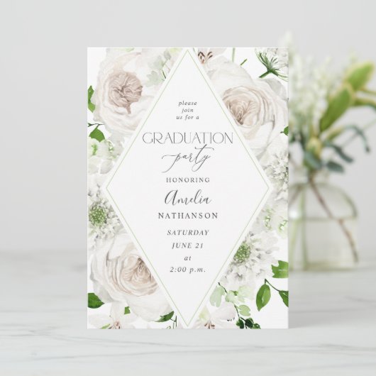 White Floral Graduation Party Einladung (Stehend Vorderseite)