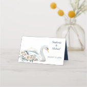 White Floral Swan on Blue Wedding Platzkarte (Rückseite)