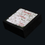 White Floral Wedding Day Keepake Box CUSTOMIZE IT Geschenkbox<br><div class="desc">Nah-up von Mountain Laurel hübsche weiße Blume und Bits von Rosa und Rot. Braut und Gräuelname und Hochzeitdatum in roter Schrift. Klicken Sie, um die Namen nach Ihren Vorlieben zu personalisieren und in die gewünschte Reihenfolge zu bringen, den Schriftart zu ändern oder das Bild zu löschen und das eigene Bild...</div>
