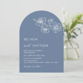 White Flowers Dusty Blue Casual Wedding Einladung (Stehend Vorderseite)