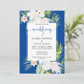 White Flowers on Blue Background Wedding Einladung (Stehend Vorderseite)