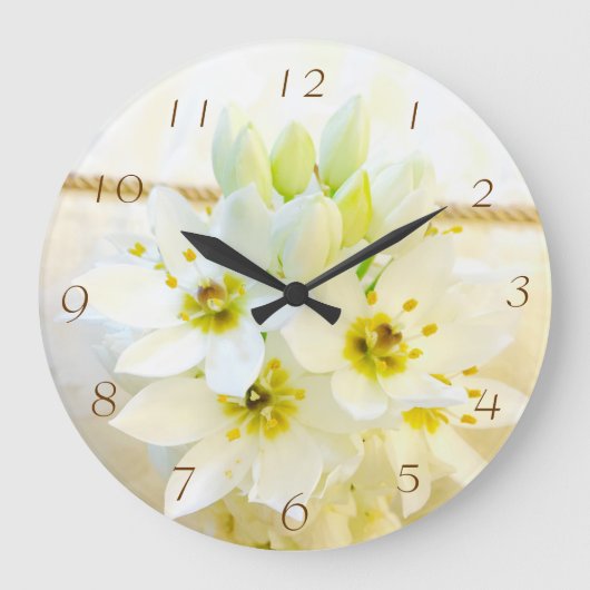 White Flowers Wall Clock Große Wanduhr (Vorderseite)