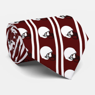 White Football Helmet auf Maroon Necktie Krawatte