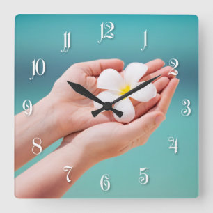 White frangipani flowers quadratische wanduhr