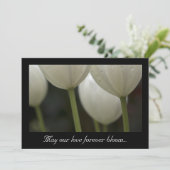 White Garden Tulips Spring Wedding Einladung (Stehend Vorderseite)