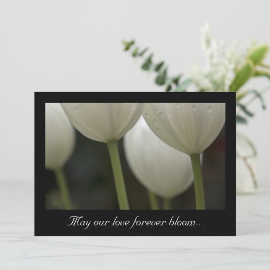White Garden Tulips Spring Wedding Einladung (Stehend Vorderseite)