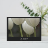 White Garden Tulips Spring Wedding RSVP Card (Stehend Vorderseite)