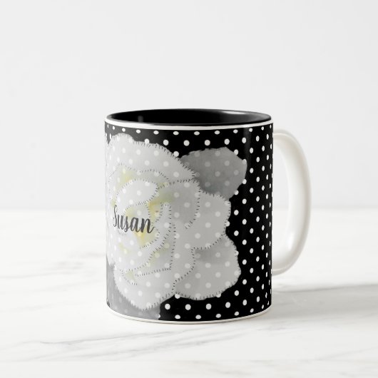 White Gardenia Blume Schwarz-weiß Polka Dot Zweifarbige Tasse (VorderseiteRechts)