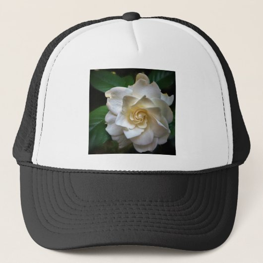 White Gardenia Truckerkappe (Vorderseite)