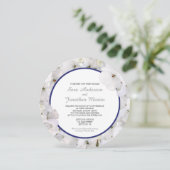 White Geranium & Navy Blue Accent Round Wedding Einladung (Stehend Vorderseite)