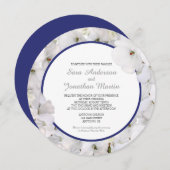 White Geranium & Navy Blue Accent Round Wedding Einladung (Vorne/Hinten)