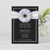 White Gerbera Black Background Wedding Einladung (Stehend Vorderseite)