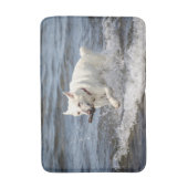 White German Shepard am George Lake Badematte (Vorderseite Vertikal)