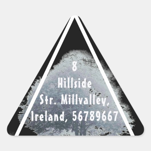 White Ghost Tree in Nebel-Adresse Dreieckiger Aufkleber (Vorderseite)