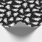 White Ghosts on Black Background Halloween Geschenkpapier (Ecke)