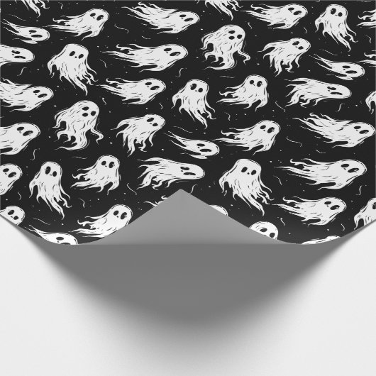 White Ghosts on Black Background Halloween Geschenkpapier (Ecke)