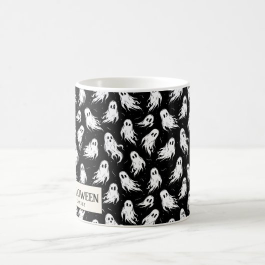 White Ghosts on Black Background Halloween Kaffeetasse (Mittel)