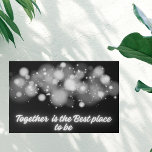 White Glow "Together is the Best place to Be" | Künstlicher Leinwanddruck<br><div class="desc">White Glow on Black 'Together is the Best Place to Be' schmückt dieses Imitat Leinwand mit einer Botschaft der Einheit und Harmonie. Vor dem Hintergrund eines ruhigen Schwarzes strahlt das leuchtend weiße Licht ein Gefühl von Zusammengehörigkeit und Wärme aus. Dieser Ausdruck verleiht Ihrem Raum nicht nur eine Touch Eleganz, sondern...</div>