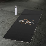 White Gold Monogram Initial Name Skript elegant Yogamatte<br><div class="desc">Personalisieren Sie Ihre Monogrammbuchstaben,  -initialen und -namen und fügen Sie diese hinzu. Eine klassische schicke schwarze Hintergrundfarbe. Weiße und goldfarbene Buchstaben. Zurück: kein Design.</div>