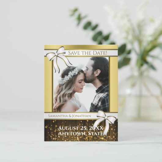 White & Gold Ribbon Hochzeit Sichern Sie das Datum Postkarte (Stehend Vorderseite)