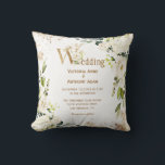 White Gold Rustic Floral Wedding Keepake Kissen<br><div class="desc">Elegantes weißes botanisches Blumenspray von Hydrangeas und Rose mit Grünpflanzen,  Eukalyptus und Vintagen Goldakzenten. Das ist so ein schöner Sake für Braut und Bräutigam,  um sich an diesen besonderen Tag in ihrem Leben zu erinnern.</div>