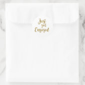 White & Gold Script Just got Engaged Runder Aufkleber (Tasche)