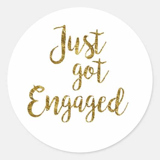 White & Gold Script Just got Engaged Runder Aufkleber (Vorderseite)