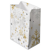 White & Gold Snowflake Sparkle Gift Bag – Elegant  Mittlere Geschenktüte (Rückseite Schrägansicht)