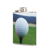 White Golf Ball auf dem Golfplatz Flachmann (Links)