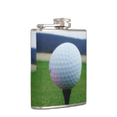 White Golf Ball auf dem Golfplatz Flachmann (Rechts)