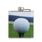 White Golf Ball auf dem Golfplatz Flachmann (Rückseite)