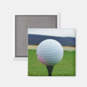 White Golf Ball auf dem Golfplatz Magnet (Vorderseite/Rückseite)