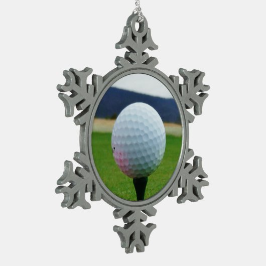 White Golf Ball auf dem Golfplatz Schneeflocken Zinn-Ornament (Links)