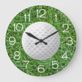 White Golf Ball auf grünem Gras Große Wanduhr (Vorderseite)