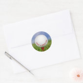 White Golf Ball auf Red T-Shirt Runder Aufkleber (Umschlag)