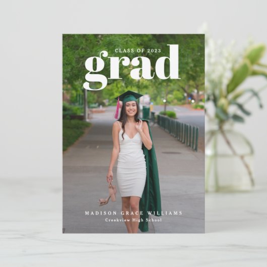 White GRAD Bold Letters Foto Ankündigung (Stehend Vorderseite)