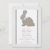 White Gray Burlap Rustic Bunny Oaster Baby Dusche Einladung (Vorderseite)