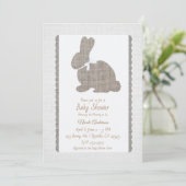 White Gray Burlap Rustic Bunny Oaster Baby Dusche Einladung (Stehend Vorderseite)