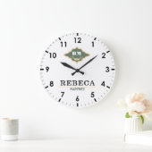 White Green Monogram Crest Luxury Gift Große Wanduhr (Zuhause)