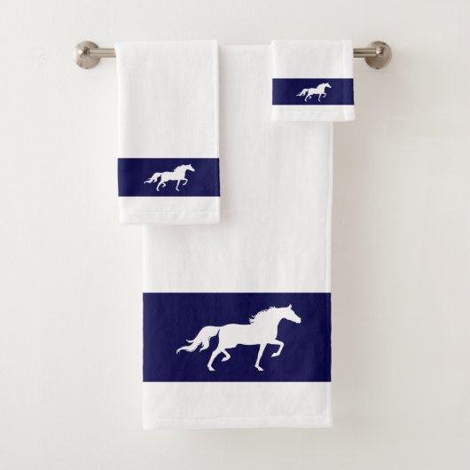 White Horse Silhouette auf Navy Blue & White Badhandtuch Set (Insitu)