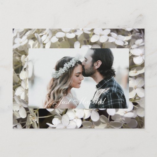 White Hydrangea Floral Just Married Foto Ankündigungspostkarte (Vorderseite)