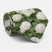 White Hydrangea Flowers with Green Leaves Pattern Krawatte (Gerollt)