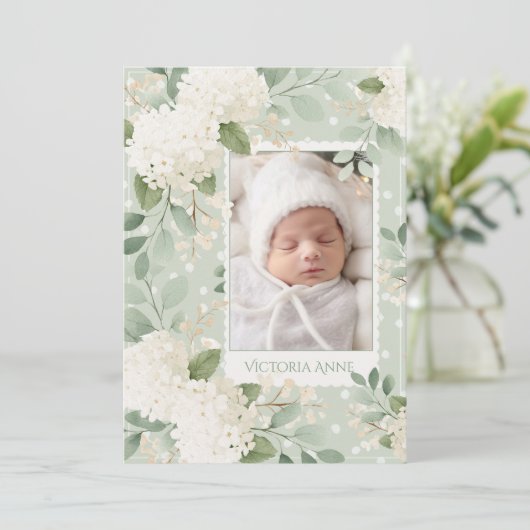 White Hydrangeas Vintage Baby Birth Announcement Einladung (Stehend Vorderseite)