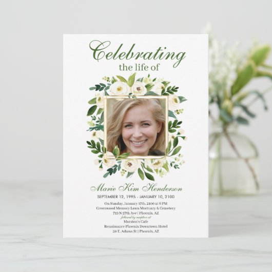 White Ivory Floral Boho Gedenkfeier Foto Einladung (Stehend Vorderseite)
