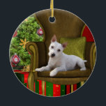 White Jack Russell Christmas Keramikornament<br><div class="desc">Niedlicher weißer Jack Russell Terrier sitzt auf einem Stuhl und bewacht den Weihnachtsbaum und die Weihnachtsgeschenke Hundefreunde Weihnachtsschmuck</div>