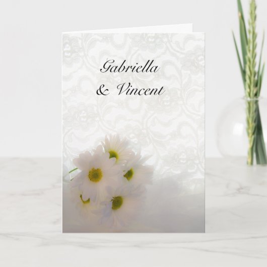 White Lace and Daisies Wedding Einladung (Vorderseite)