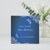 White Lace auf Royal Blue Dragonflies Wedding Einladung (Stehend Vorderseite)