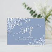 White Lace Dusty Blue Elegante Calligraphy Wedding RSVP Karte (Stehend Vorderseite)